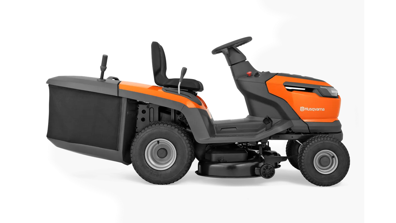 Husqvarna TC 100i en tonte sur une pelouse