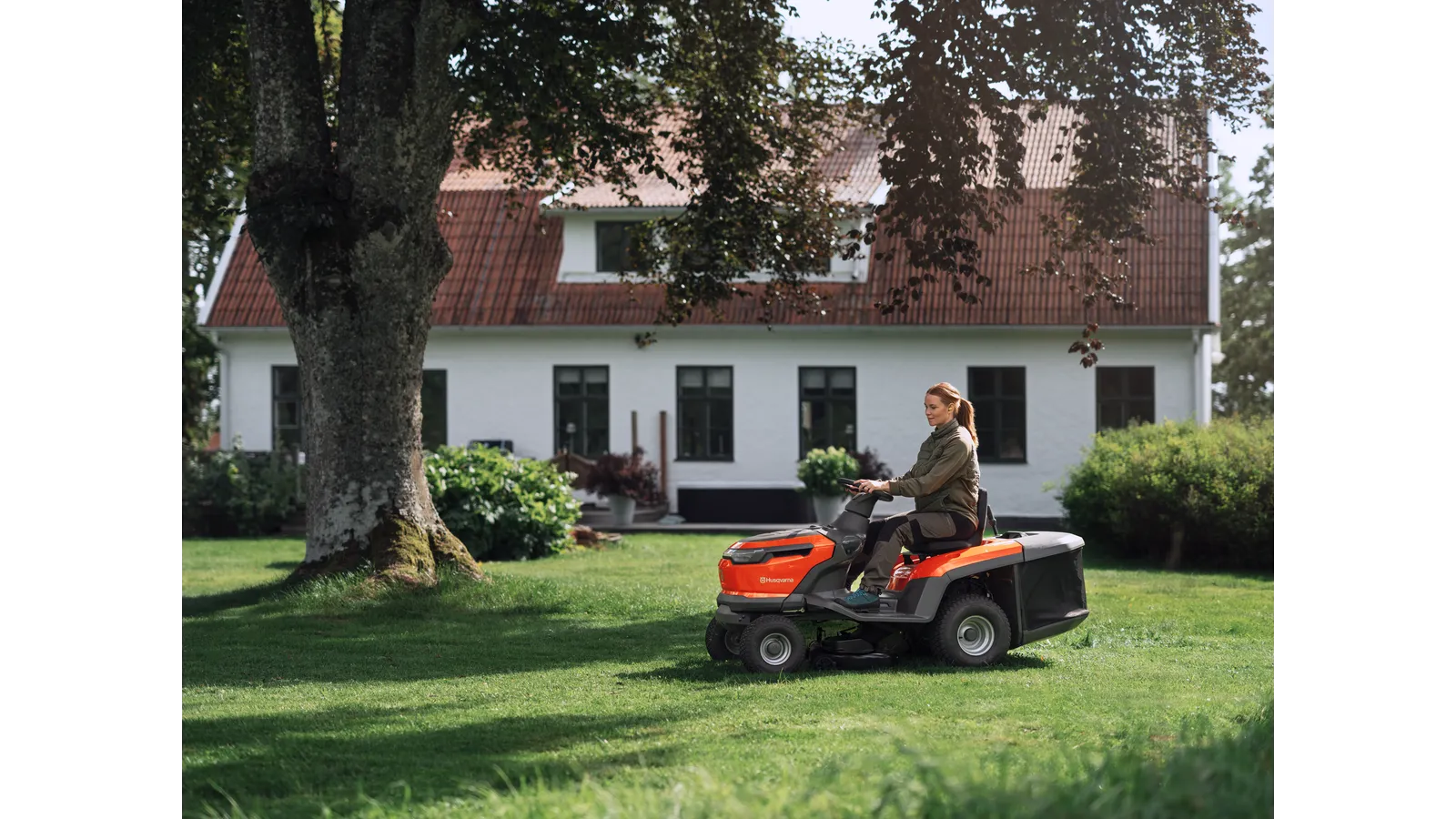 Husqvarna TC 100i de profil, carter de coupe de 95 cm