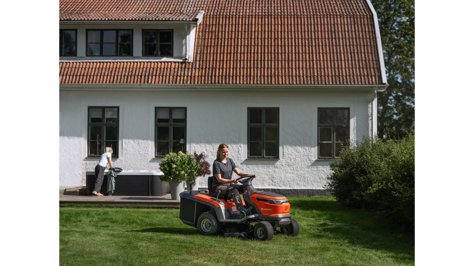 Husqvarna TC 100i en manœuvre autour d'un massif