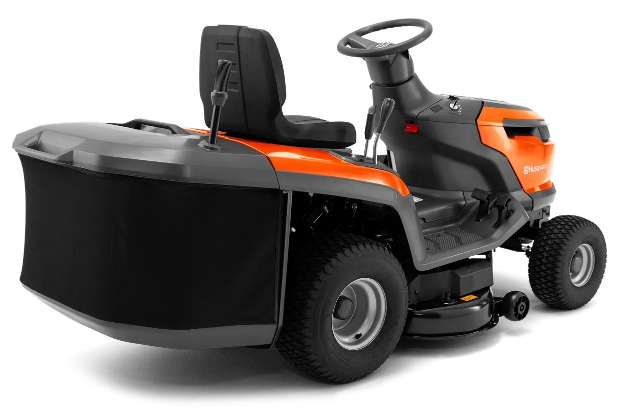 Vue arrière du Husqvarna TC 112 et de son sac de ramassage