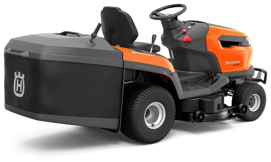 Husqvarna TC 220T vu de trois quarts arrière, bac de ramassage en place