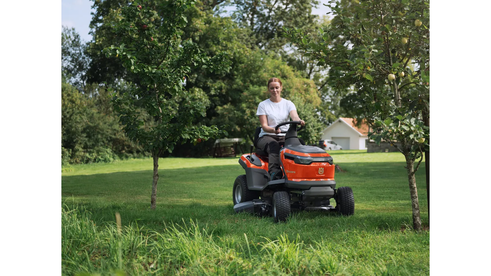 Husqvarna TS 100i de profil, carter de coupe de 95 cm