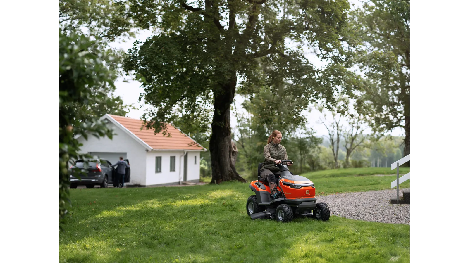 Husqvarna TS 100i en manœuvre autour d'un massif