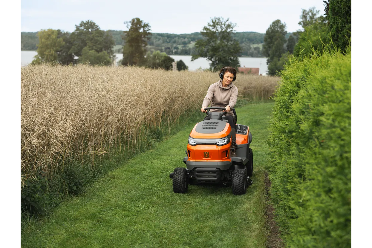 Husqvarna TS 215T en situation de tonte dans un grand jardin