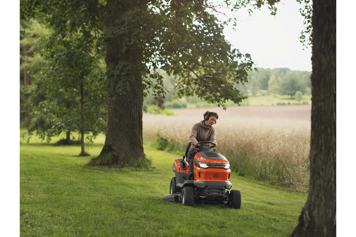 Husqvarna TS 215T en cours de tonte, vue de trois quarts