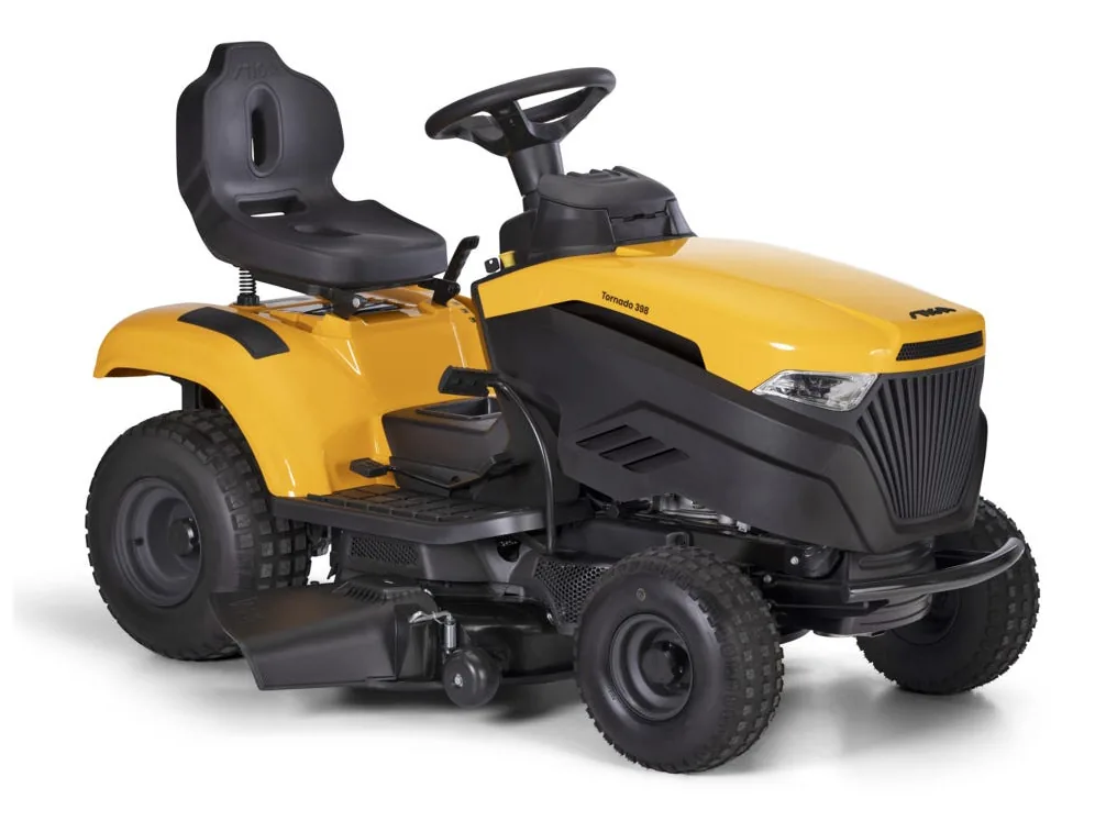Stiga Tornado 398, tracteur tondeuse jaune à éjection latérale, vu de trois quarts avant