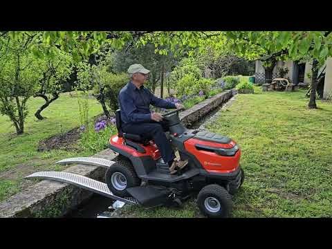 La traversée du Béal des Pradettes du tracteur tondeuse Husqvarna TS 114